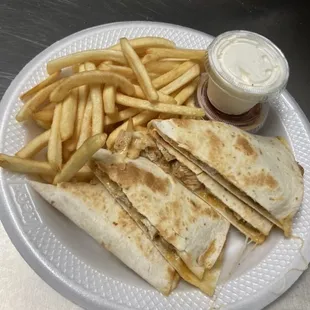 Quesadilla de pollo con papas fritas  Chicken quesadilla with French fries