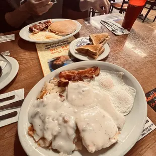 a plate of breakfast food