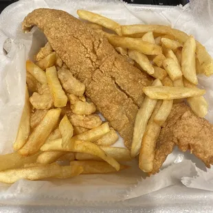 Shrimp and fish with fries