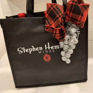 a wine bag with a bunch of grapes