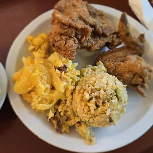 Fried chicken, broccoli and mac &amp; cheese