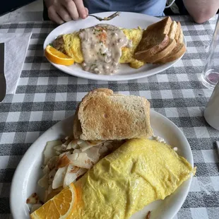 Omelet with hashbrowns and toast