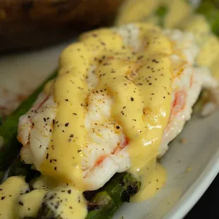 a plate of food with lobster and asparagus