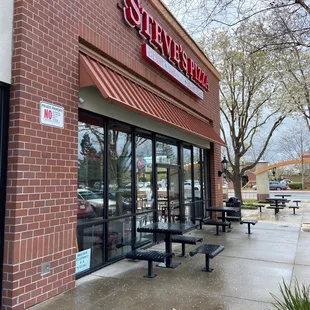 the outside of a restaurant