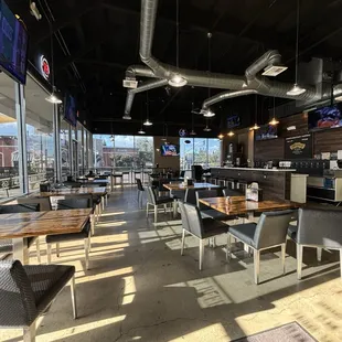 Interior. Picking up my pizza ~3pm on Sat. Very off hours so understandable that no one was dining at that time.