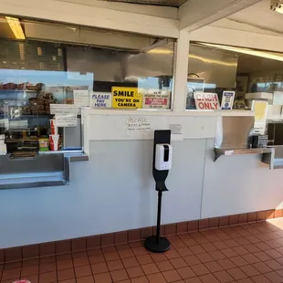 a parking meter in front of a restaurant