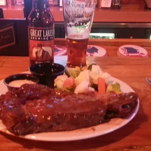 With a good beverage, ordered the Steve's cut prime rib (medium 16 ouncer)with side of veggies