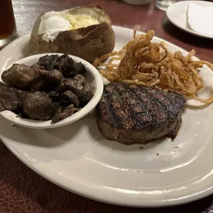 Filet mignon with sautéed mushrooms
