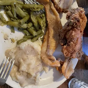 Fried Chicken and Fish with mashed potatoes and green beans