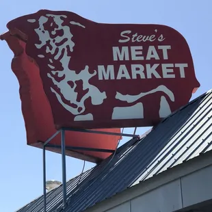 a sign for steve's meat market