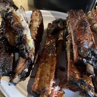 a plate of ribs on a table