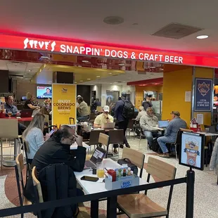 eople sitting at tables