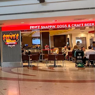 eople sitting at tables