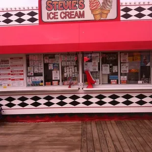the outside of the ice cream shop