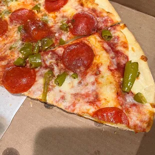 Large pepperoni and &quot;jalapeño&quot; pizza. Those are serrano peppers.