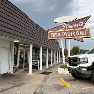 a truck parked in front of the restaurant