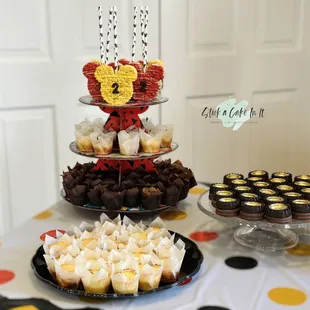 a table full of cupcakes