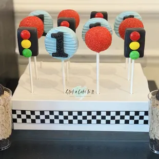 CAKE POPS &amp; COOKIES N CRÈME CHEESECAKE SHOOTERS