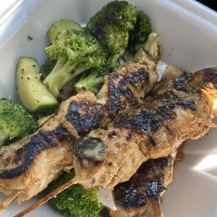 Chicken skewers and vegetables