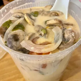 Tom Kha (VO)