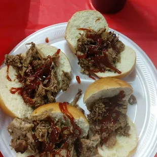 Pulled piggy samiches.