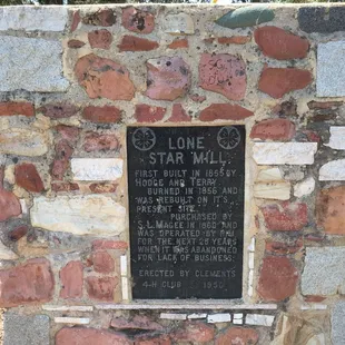 Marker on the road outside the park