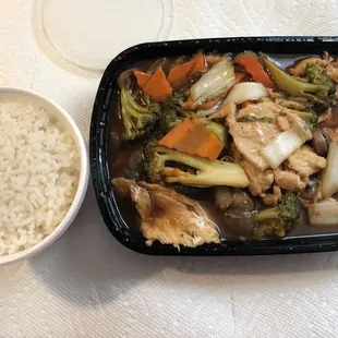 White rice and Szechuan chicken dinner portion.