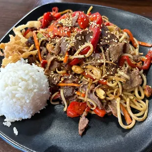 Beef, red bell peppers, peanuts and noodles