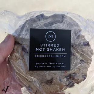 Delicious chocolate walnut cookie! Buttery soft, not too sweet, dash of salt. 5 stars. Sun afternoon 2021-09-19
