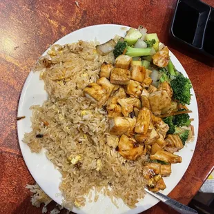 a plate of chicken and rice with broccoli