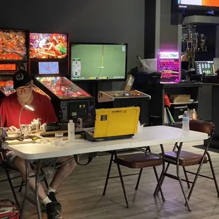 pinballs and arcade game .. and also a special cue master is in the house ~