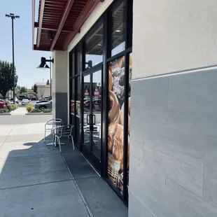 the outside of a restaurant