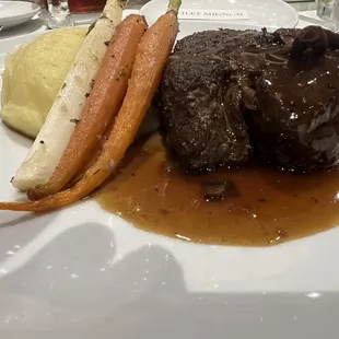 Steak with mashed potatoes and vegetables