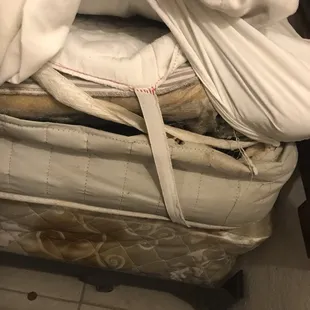 El colchón todo roto y sucio saco