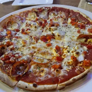 Look at that perty pizza. 10" pizza with extra sauce, roasted red peppers, pepperoni, and feta cheese. 10/10.