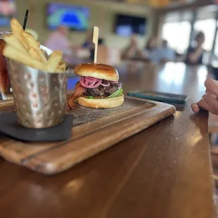 Classic Burger 8/2024 - cooked perfect medium