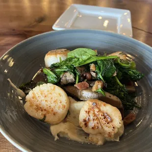 pan seared scallops with broccolini, portobello mushrooms, spinach....