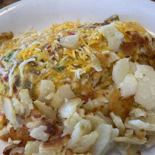 an omelet and hash browns