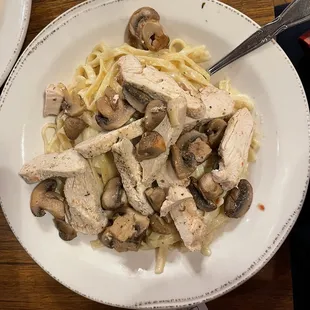 I got the fettuccine Alfredo with sautéed mushrooms and chicken... yumm