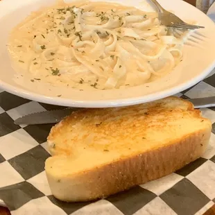 Alfredo with toast