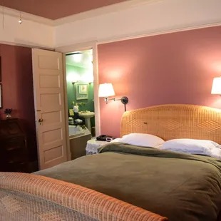 Lily Room - Queen Bed