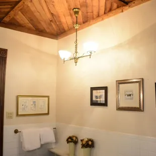 Craftsman &amp; Victorian Rooms - Shared Bath (and Shower!)