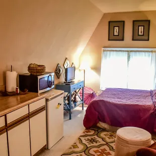 SW Loft - Queen Memory Foam Bed and Kitchenette