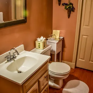 NW Loft - Whirlpool Bathroom