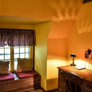 NE Loft - Desk &amp; Window Seat