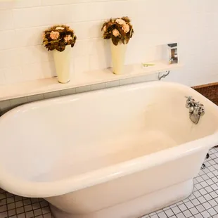 Craftsman &amp; Victorian Rooms - Shared Bath (and Shower!)