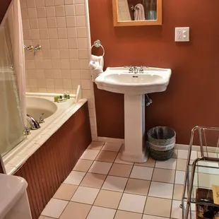 SE Loft - Whirlpool Bathroom