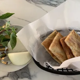 Table bread with a raw onion!