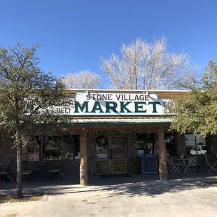 Convenience store to grab a quick bite and everyday items