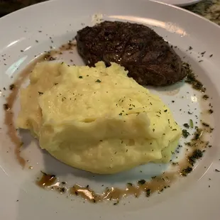 Baseball steak with mashed potatoes